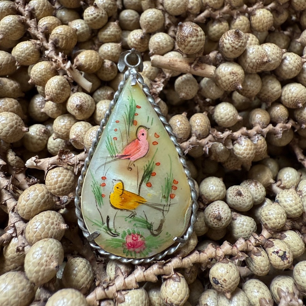 🌈SOLD🌈Vintage Two Sided Hand Painted Bird Scene Horse Scene Pendant - Picture 2 of 12